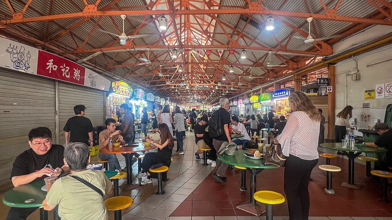 Maxwell Food Centre 的日常用餐场景