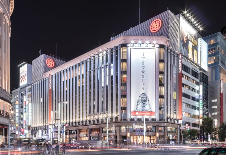 东京银座三越百货的夜间外观与街道